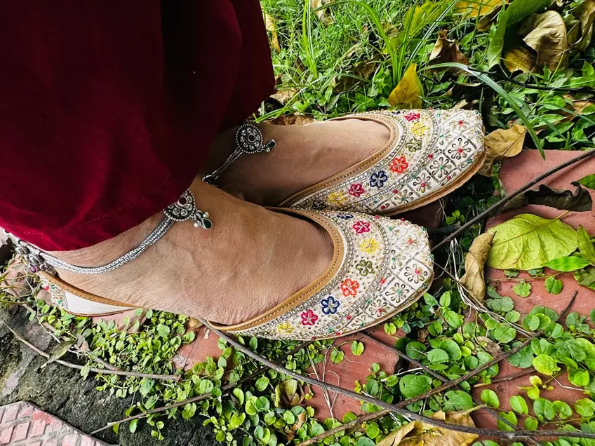 Multi Gold Jutti – Versatile Traditional Gold Jutti for All Your Outfits